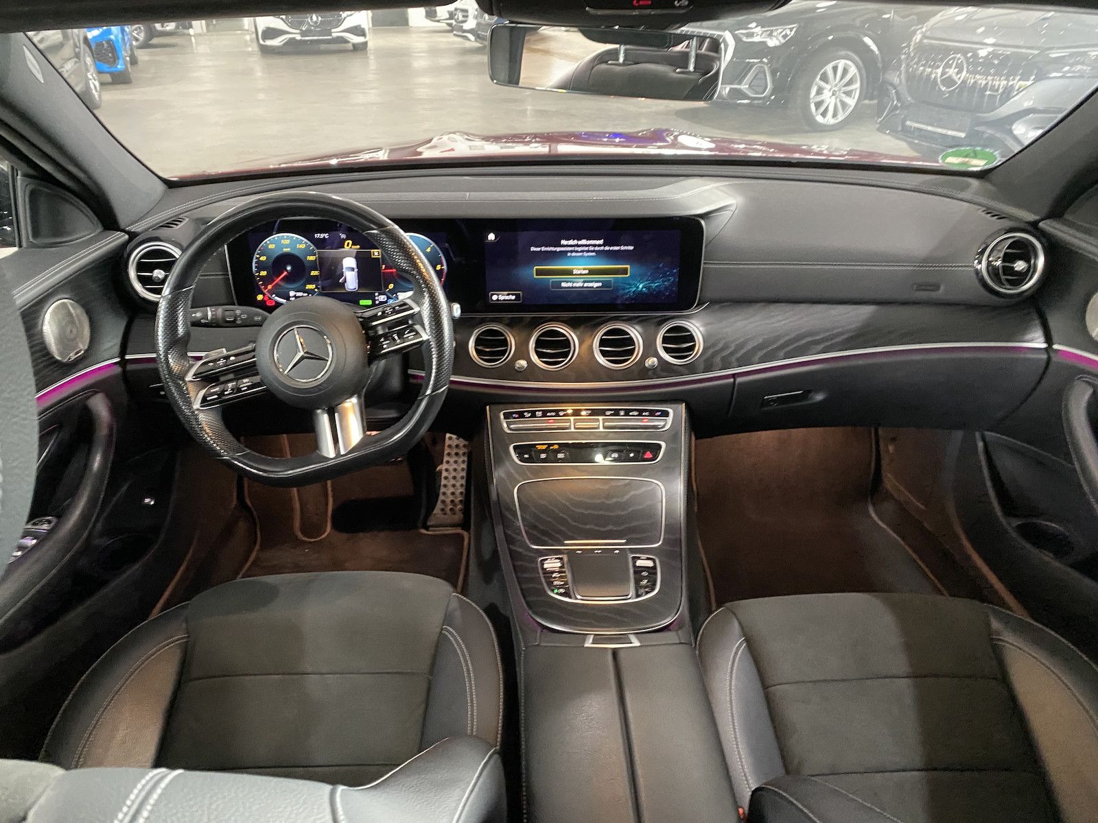 Fahrzeugabbildung Mercedes-Benz E 220 d T AMG/PANO/STHZG/´20/DIS/BUR/AHK/