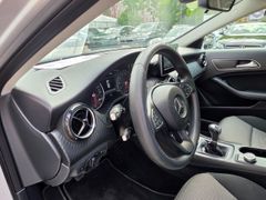 Fahrzeugabbildung GLA 180 Navi Fahrerprofil Ambientebeleuchtung SH