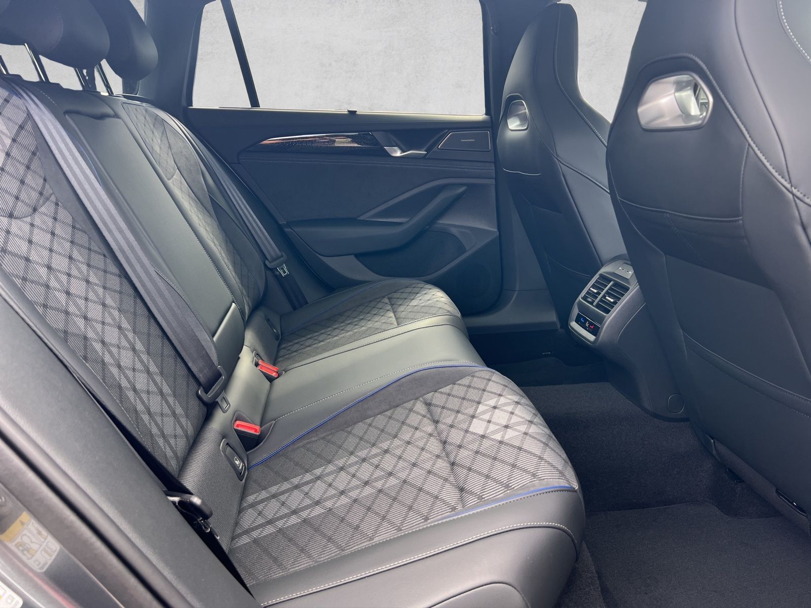 Passat R-Line 1,5 l eHybrid OPF 130 kW ( 177 PS)