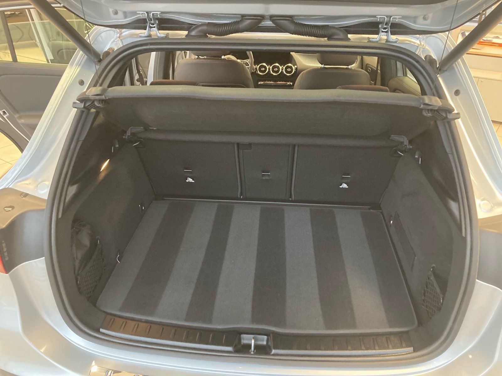 Fahrzeugabbildung Mercedes-Benz GLA 180 Progressive*AHK*Totwin*Kamera*LED*CarPl*