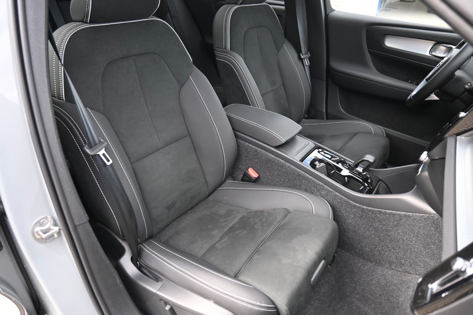 Fahrzeugabbildung Volvo XC40 B4 DKG Plus Black Edition*FSHZG*360°*ACC