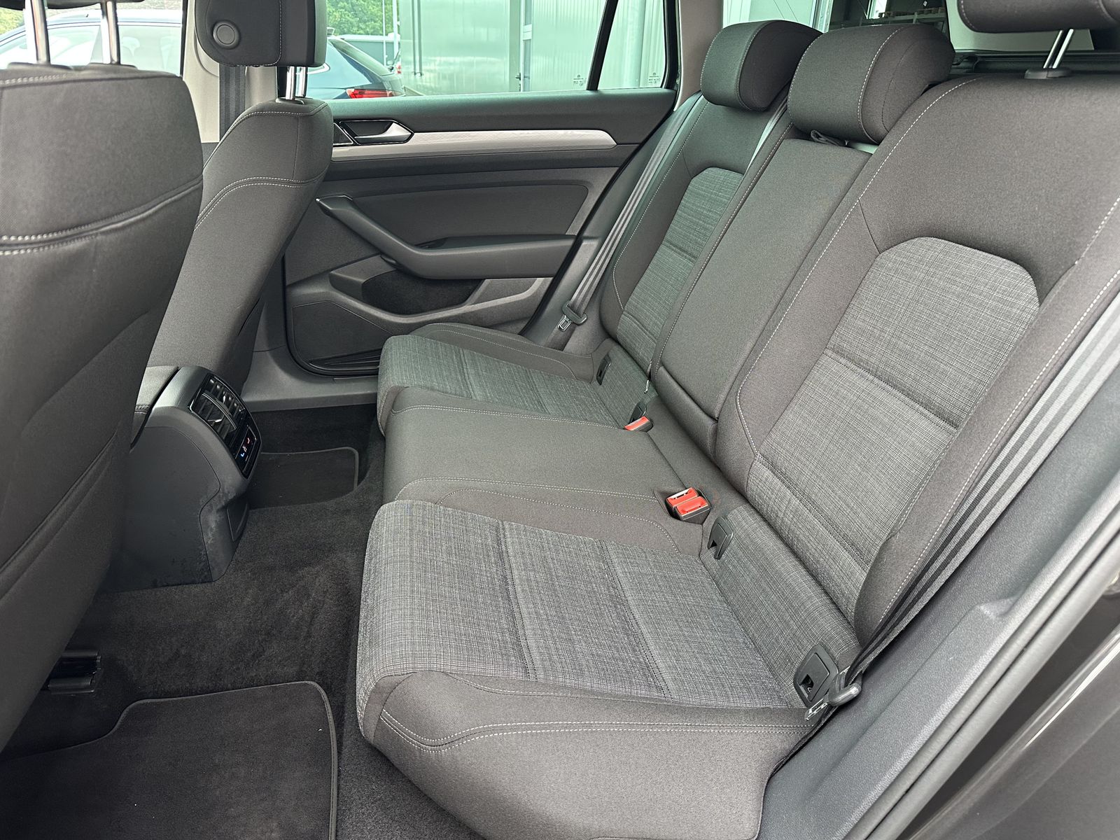 Fahrzeugabbildung Volkswagen Passat Variant 2.0 TDI DSG Business NAV+LED+ACC