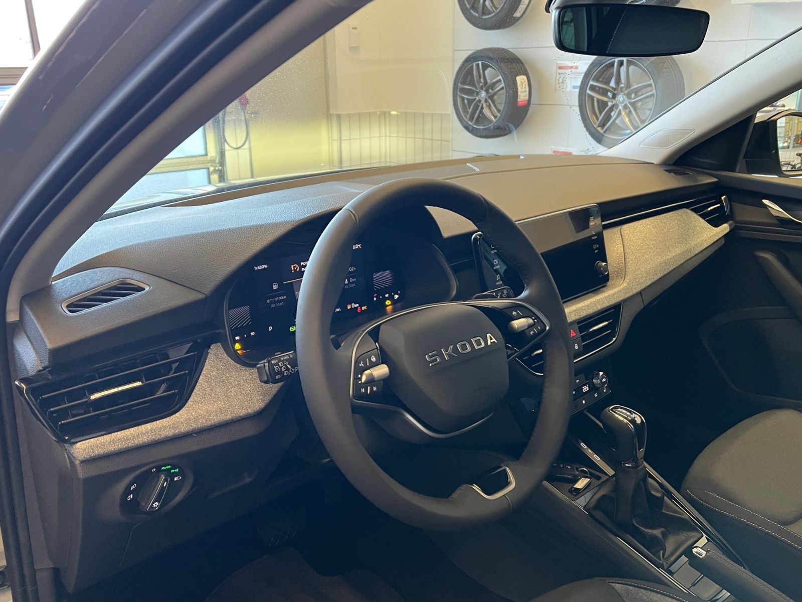 Fahrzeugabbildung SKODA Scala TOUR 1.0 TSI DSG *AHK, Black-Paket, Matrix