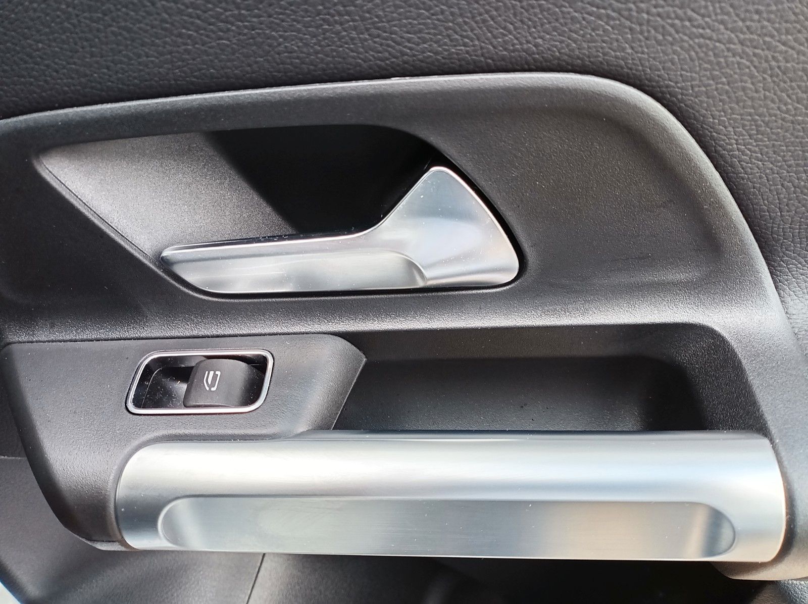 Fahrzeugabbildung Mercedes-Benz GLB 200+DISTRONICPLUS+PANO+AHK+SH+NIGHTPAKET++++