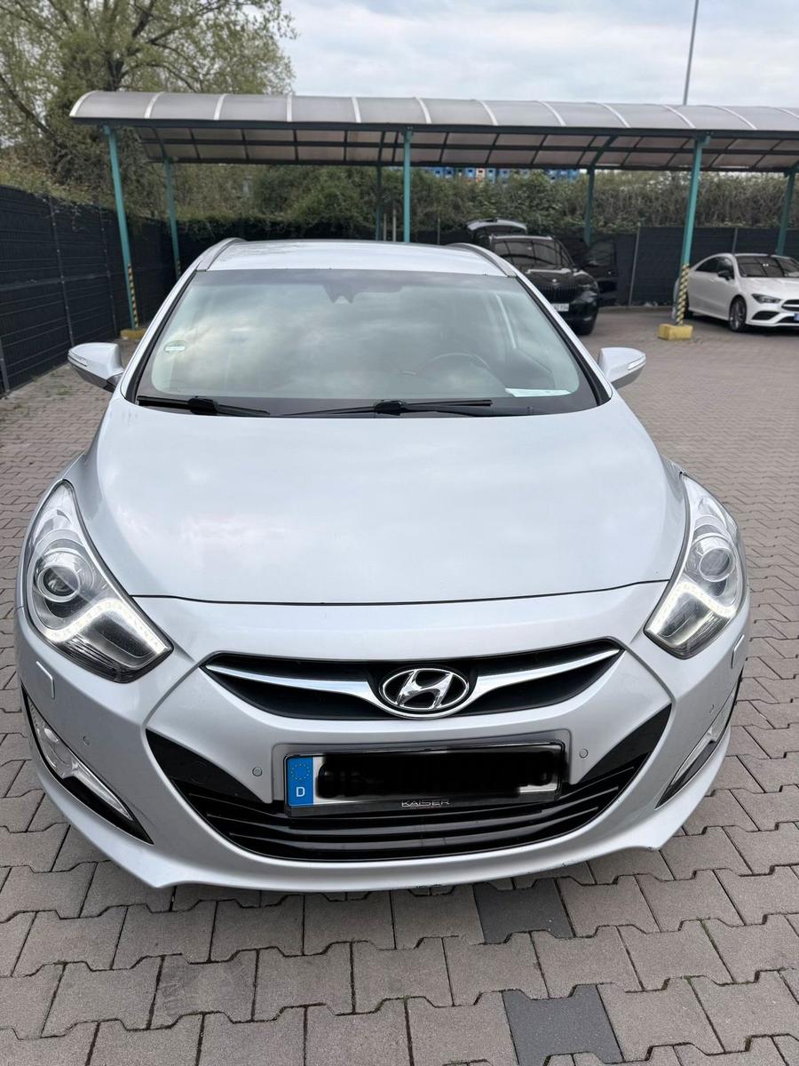 Hyundai i40 2012 — rear view