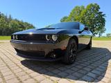 Dodge Challenger - gepflegtes Sommerfahrzeug - schwarze Dodge Challenger