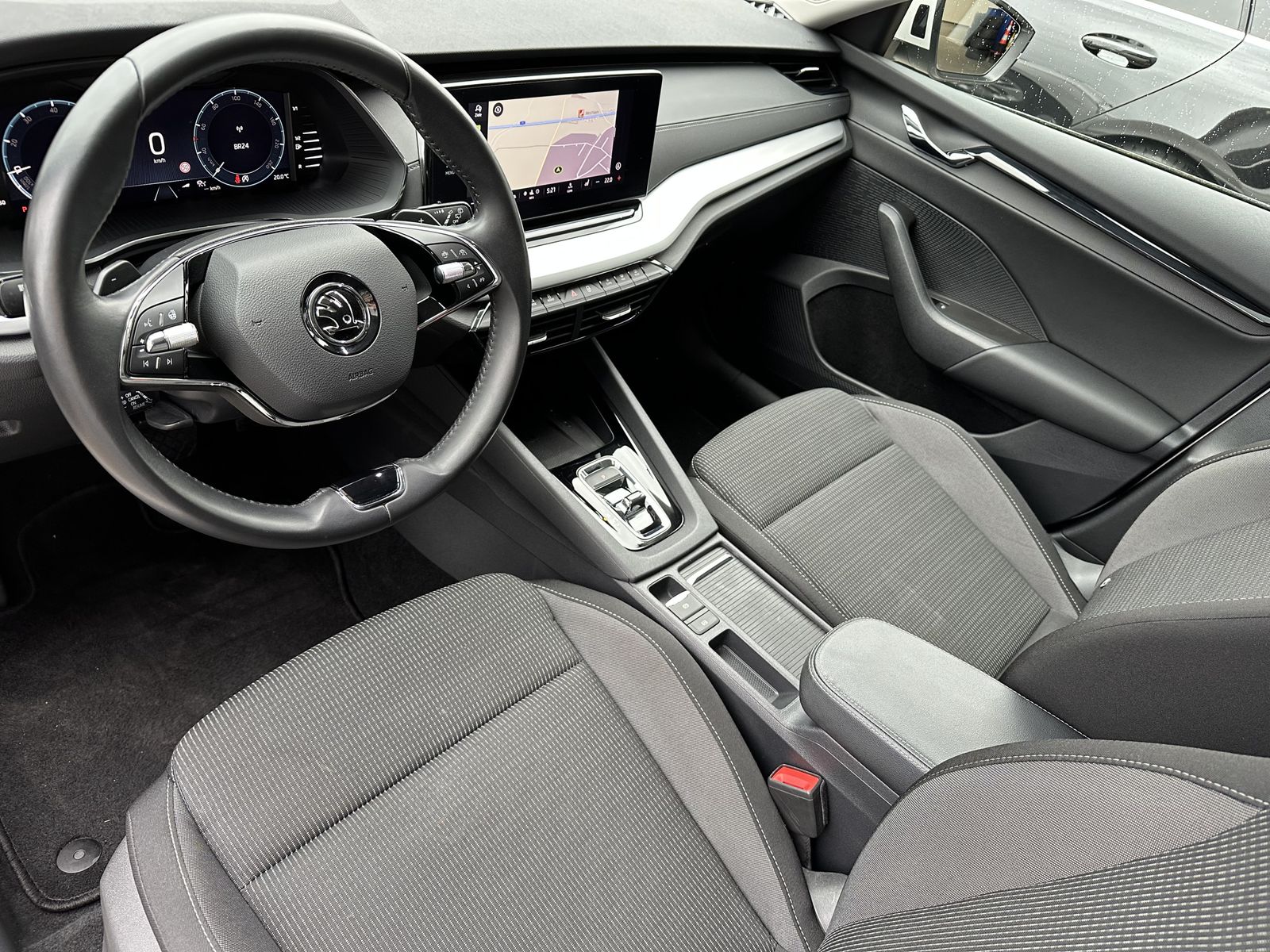 Fahrzeugabbildung SKODA Octavia Combi 2.0 TDI DSG Ambition NAV+LED+PANO