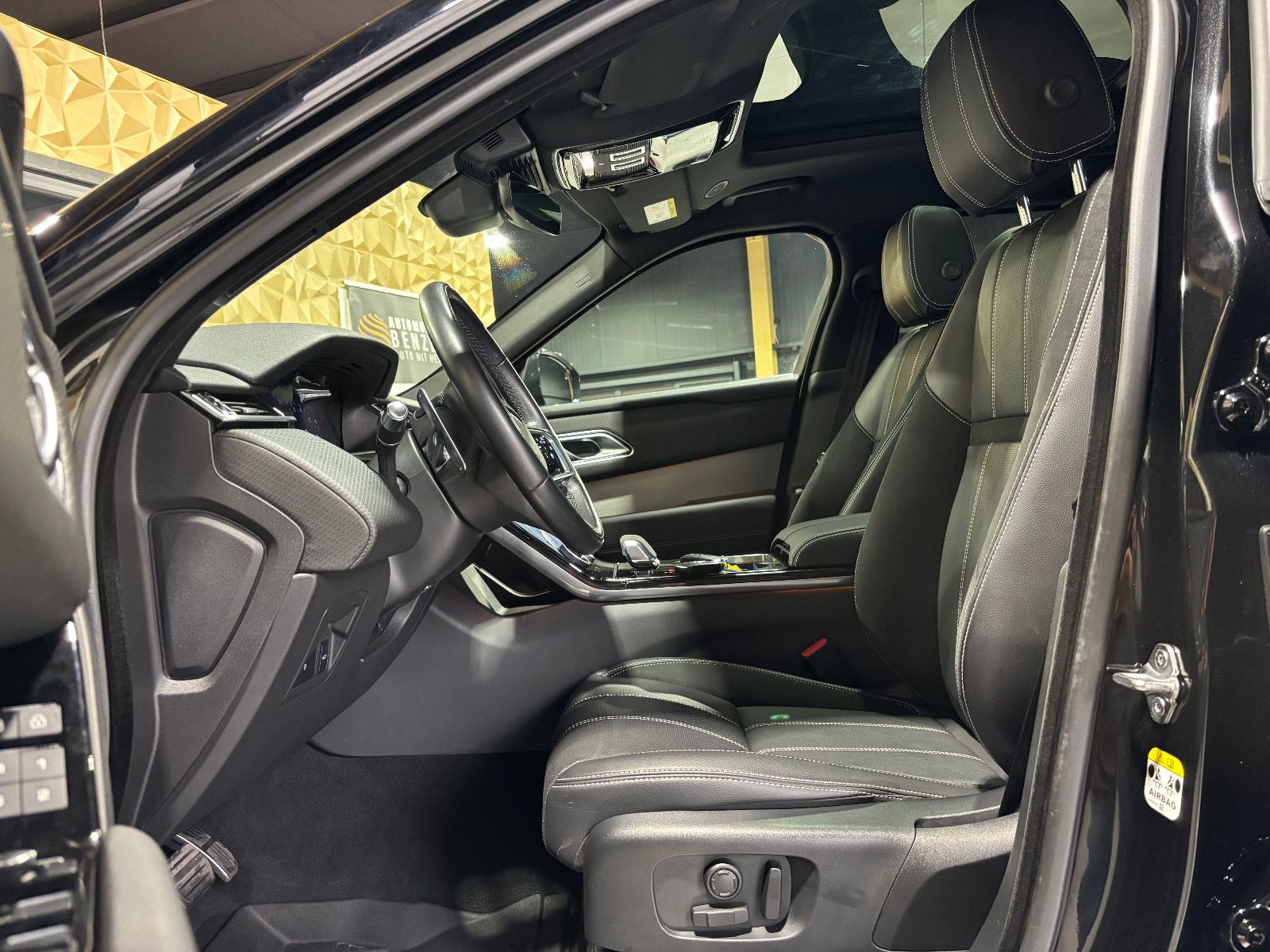 Fahrzeugabbildung Land Rover Range Rover Velar R-Dynamic SE/PANO/MEMORY/APPLE