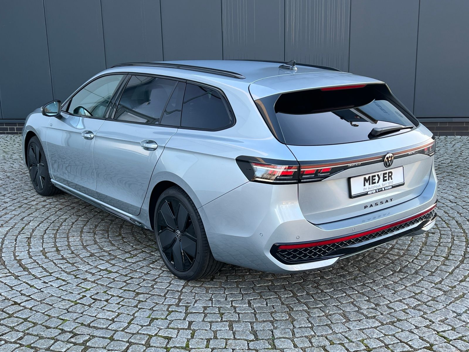 Fahrzeugabbildung Volkswagen Passat Variant R-Line 2.0 TDI DSG 4MOTION *AHK,