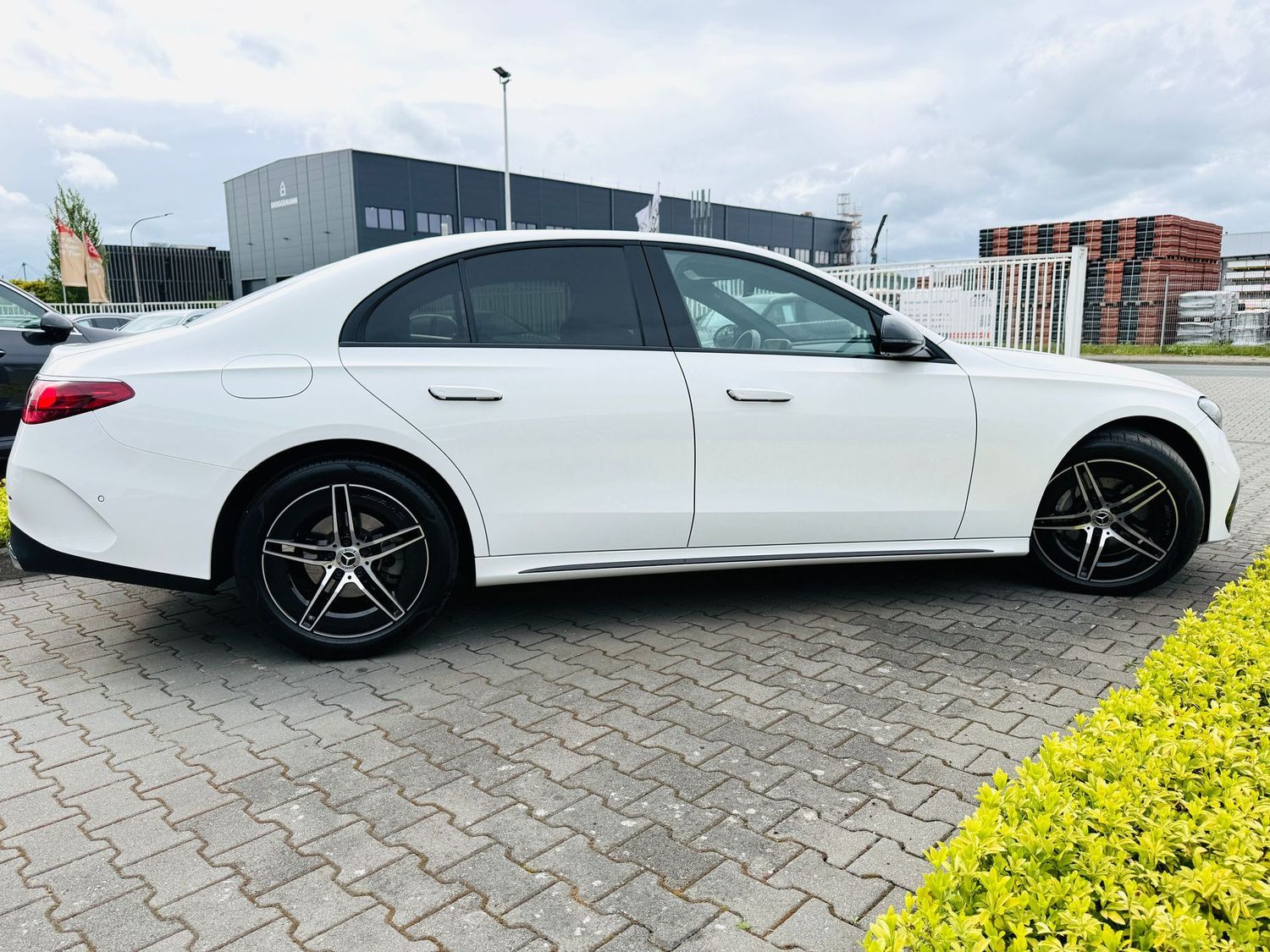 Fahrzeugabbildung Mercedes-Benz E 220 d AMG & NIGHT Paket, Distronic, Totw, LED,
