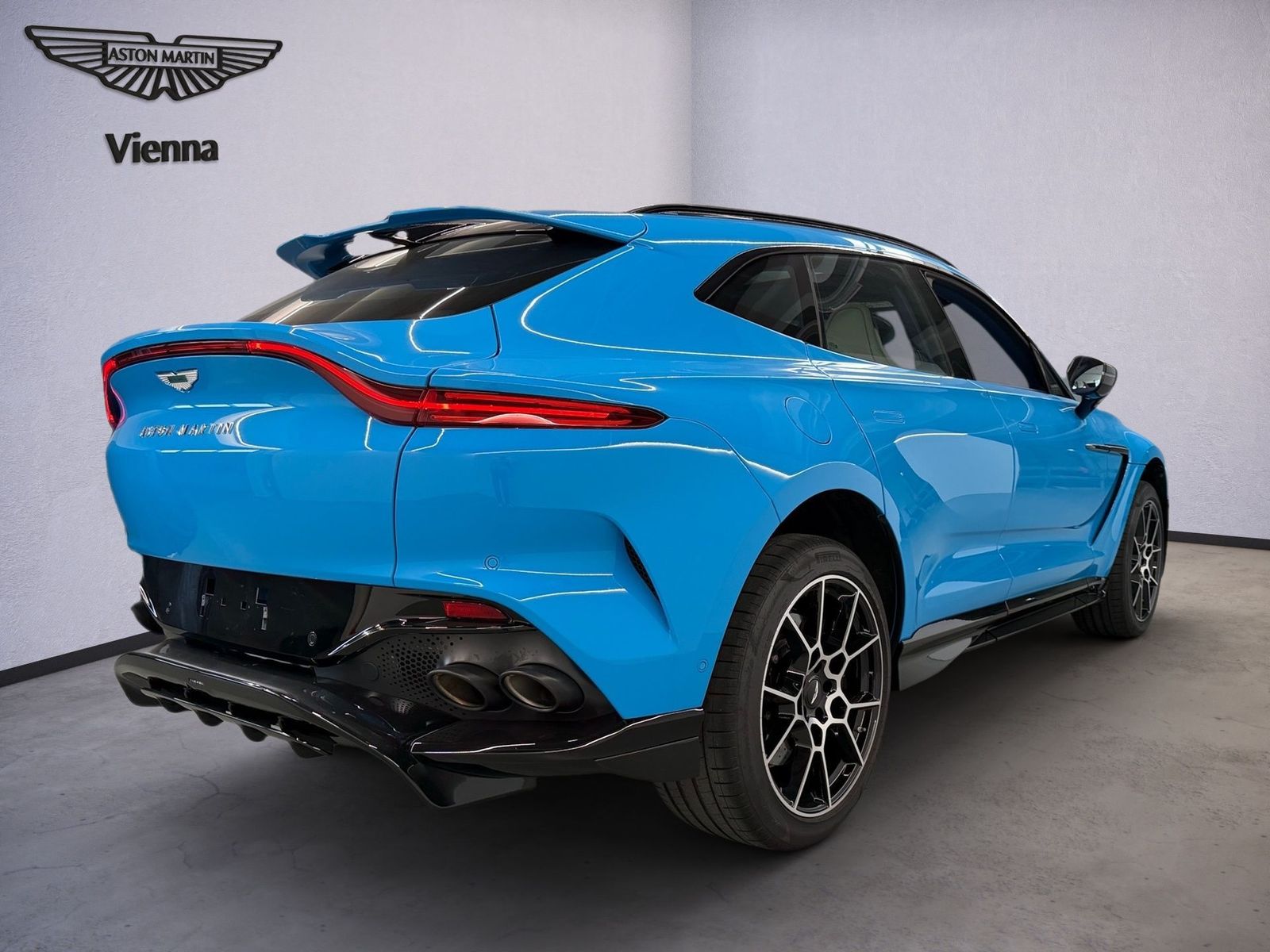 Aston Martin DBX 707 | Elwood Blue | PANO | B&W imagem 3