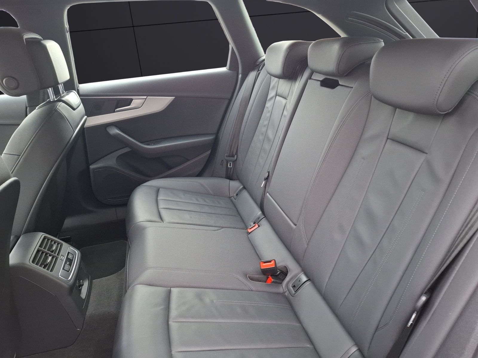 Fahrzeugabbildung Audi A4 Avant 35 TFSI advanced S-tronic LED Navi Lede