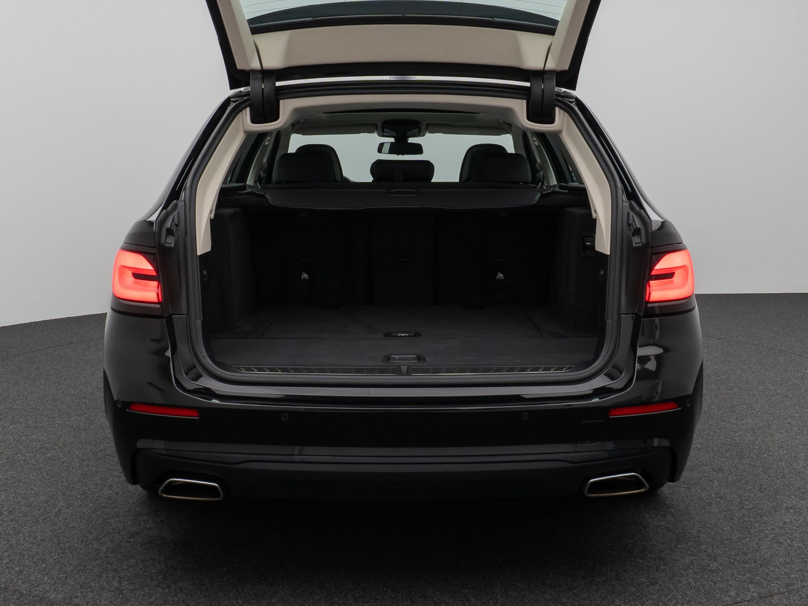 Fahrzeugabbildung BMW 530d Panorama Kamera DAB HiFi DrivAssist Komfort