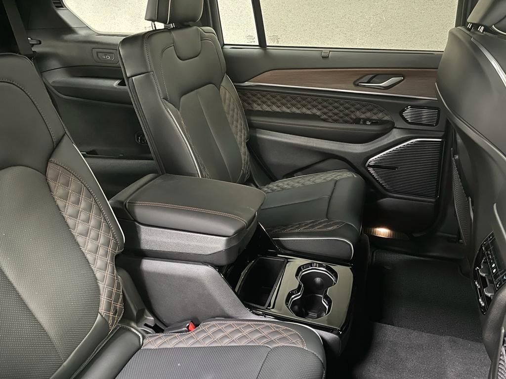 Fahrzeugabbildung Jeep JEEP GRAND CHEROKEE -L- SUMMIT  5.7L-V8