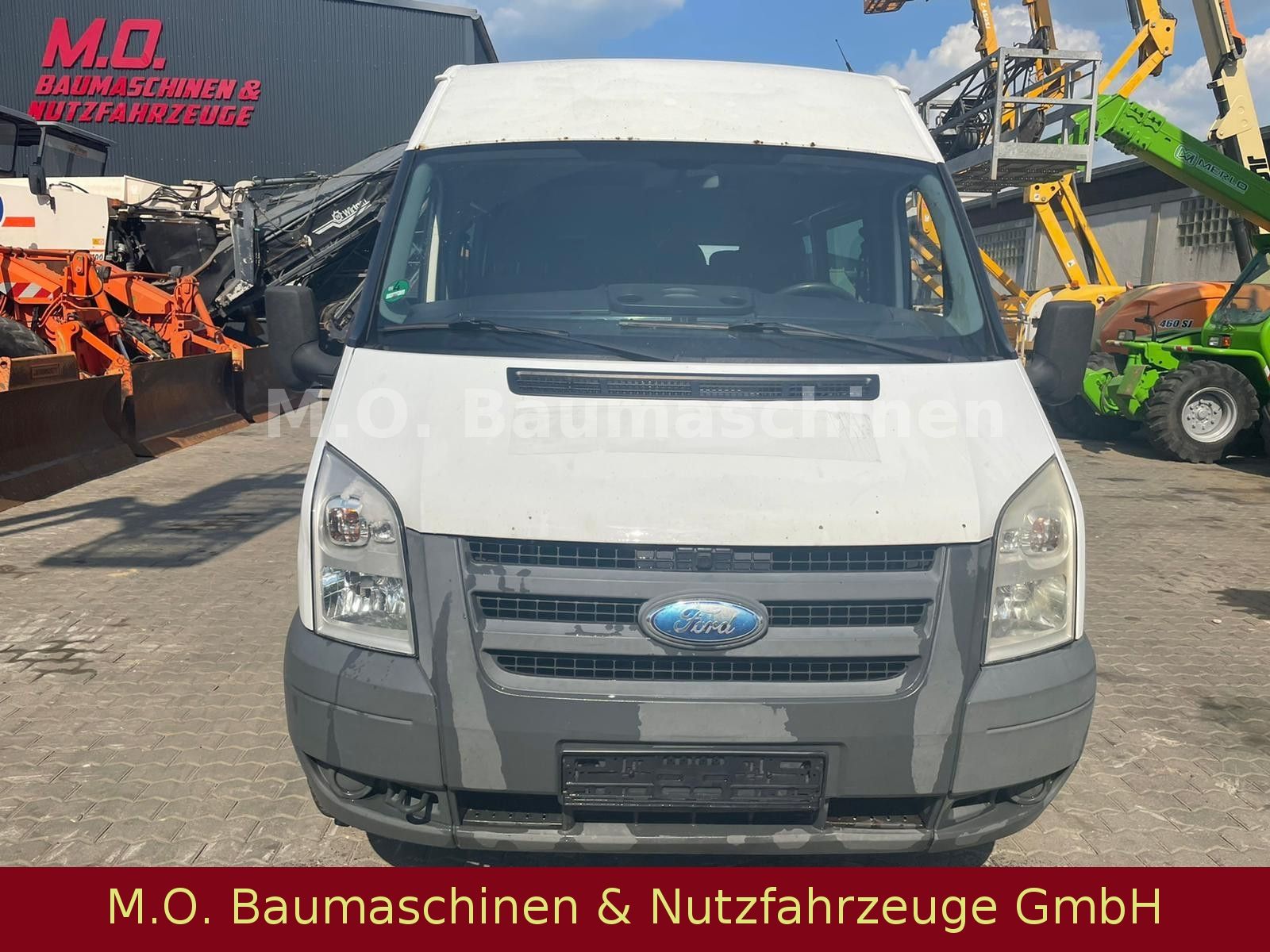 Fahrzeugabbildung Ford Transit  115 T 330 / 2,4 Liter / 9 Sitzer /