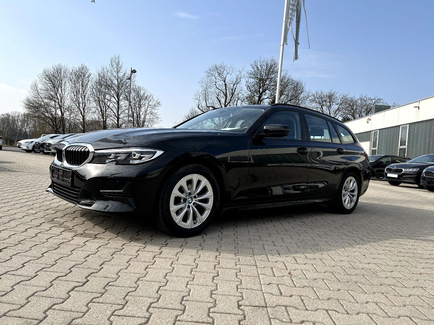 BMW 318d Touring *LED Navi Leder AHK DAB el. Heck*