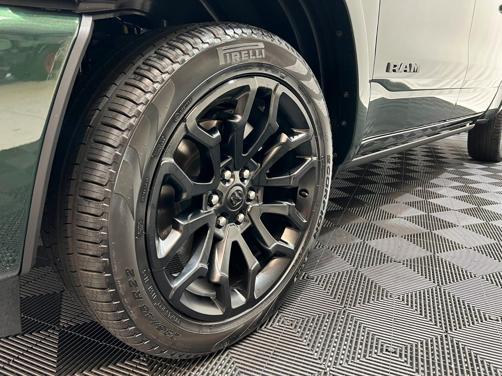 Fahrzeugabbildung Dodge RAM 1500 Limited Night  5,7L V8 HEMI