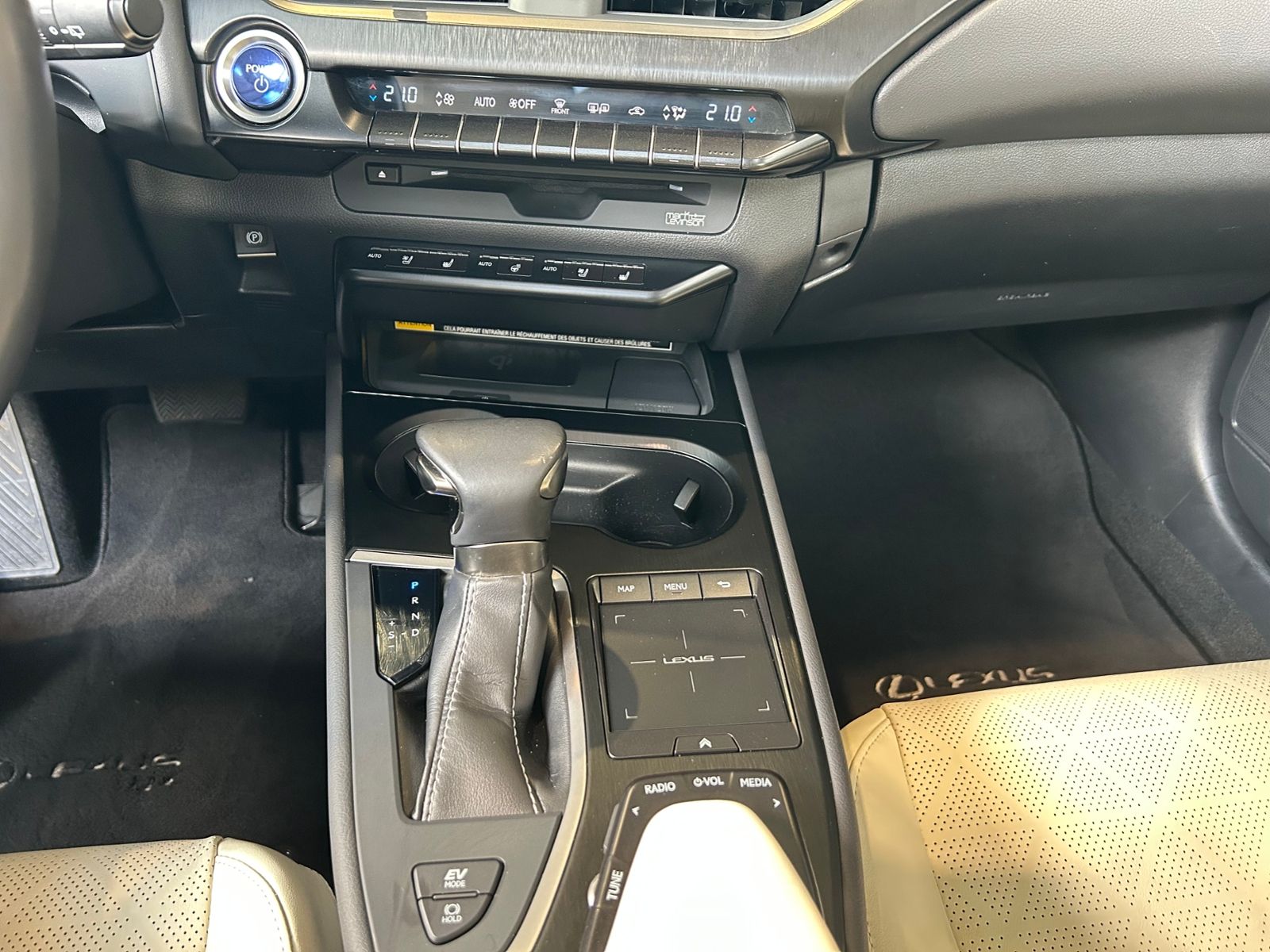 Fahrzeugabbildung Lexus UX 250 h Luxury PANO 360°