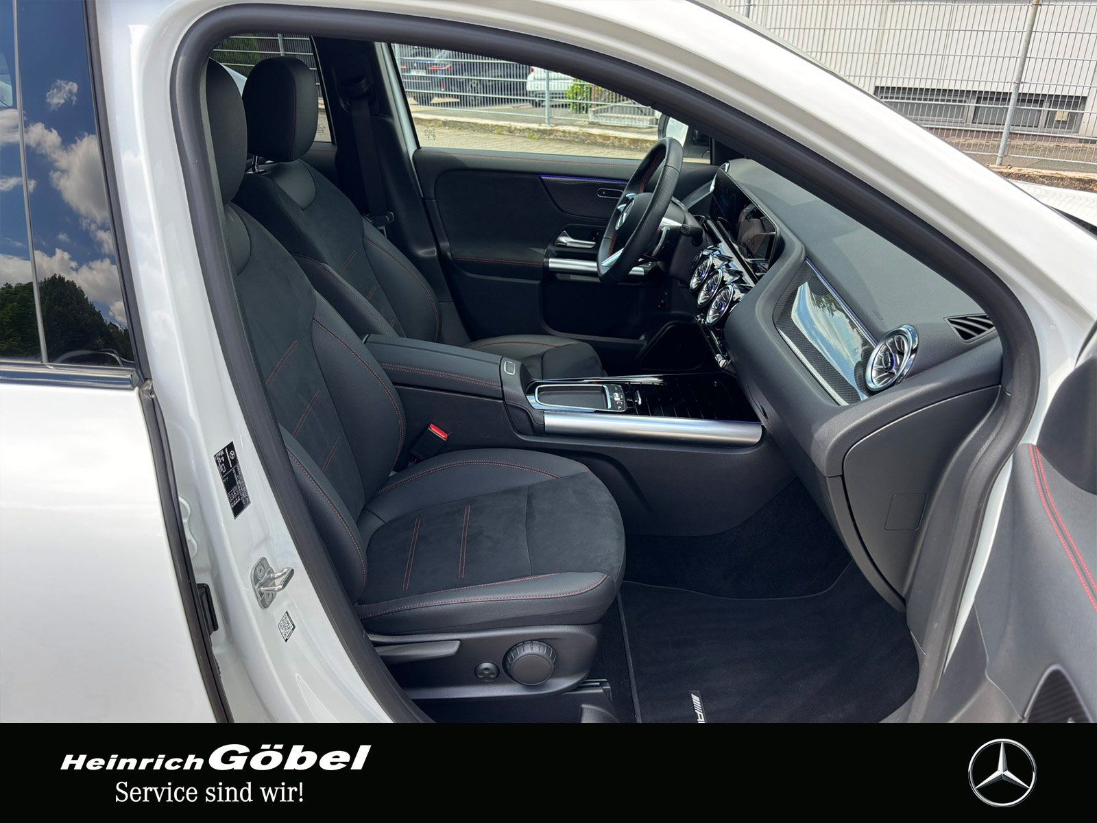 Fahrzeugabbildung Mercedes-Benz GLA 200 AMG*PANO*AHK*APPLE-CARP*360°KA*DISTRONIC