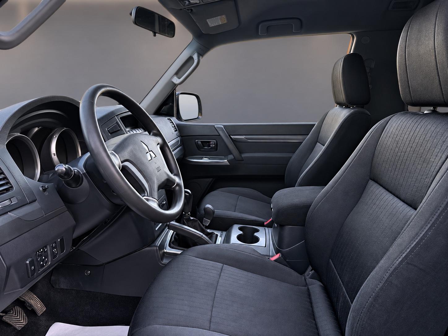 Mitsubishi Pajero 3.2 DI-D 200 ch • 3 portes • 4x4 • Boîte manuelle • Attelage