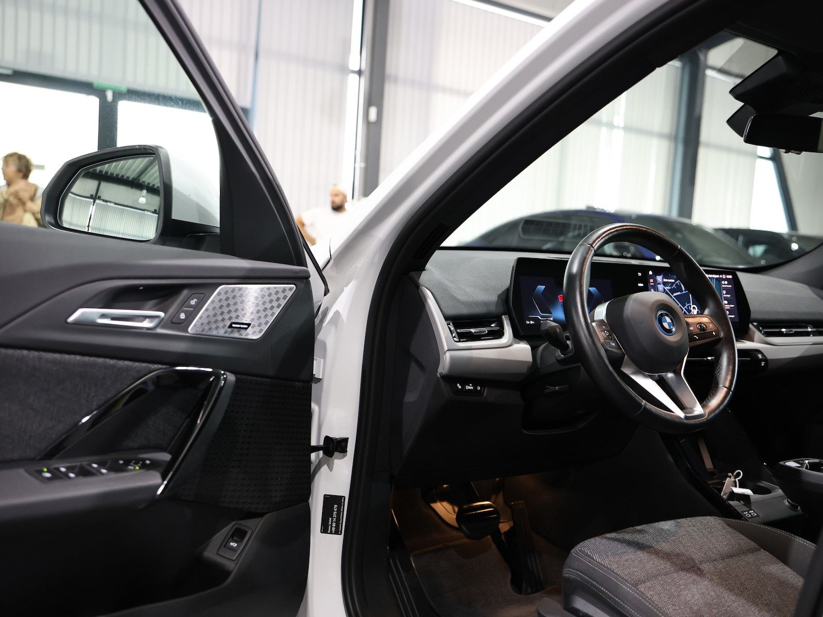 BMW iX1 30 xDrive 95,7% PREMIUM / HARMAN/KARDON, LED foto 13