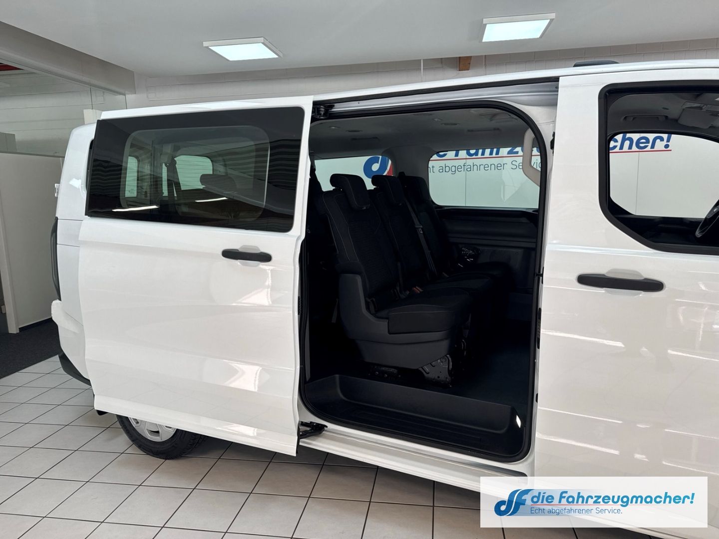 Fahrzeugabbildung Ford Transit Custom Kombi 320 L2 FWD Trend Navi LED K