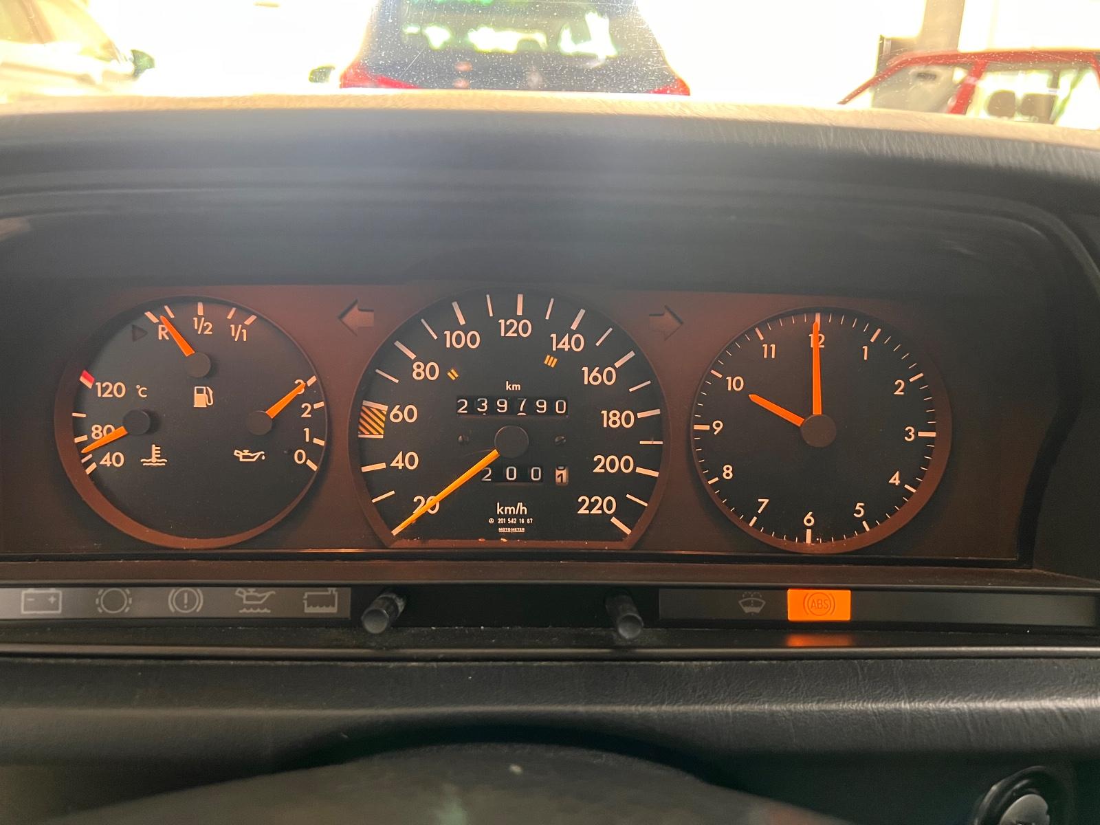 MERCEDES-BENZ - 190 - BVA 1.8 109 CV - ATTELAGE