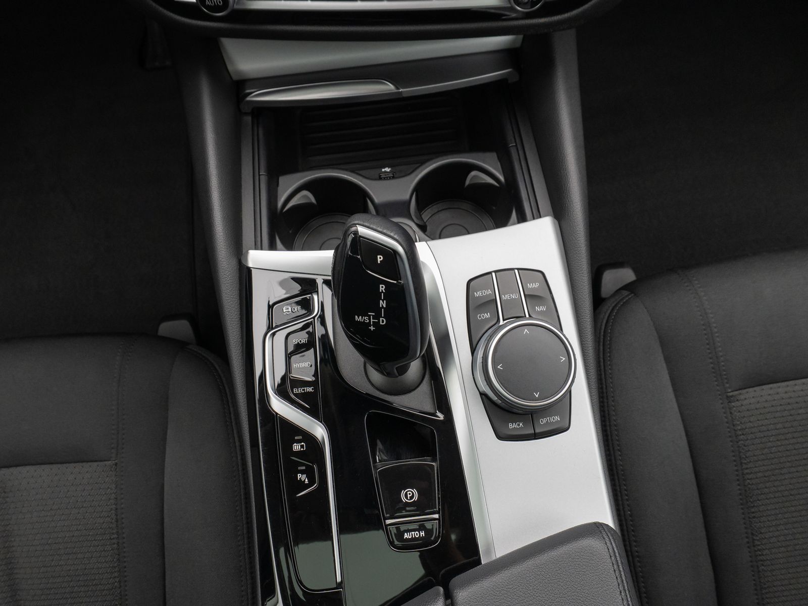 Fahrzeugabbildung BMW 530e xD Panorama DAB CockPitPro Alarm PDC 19Zoll