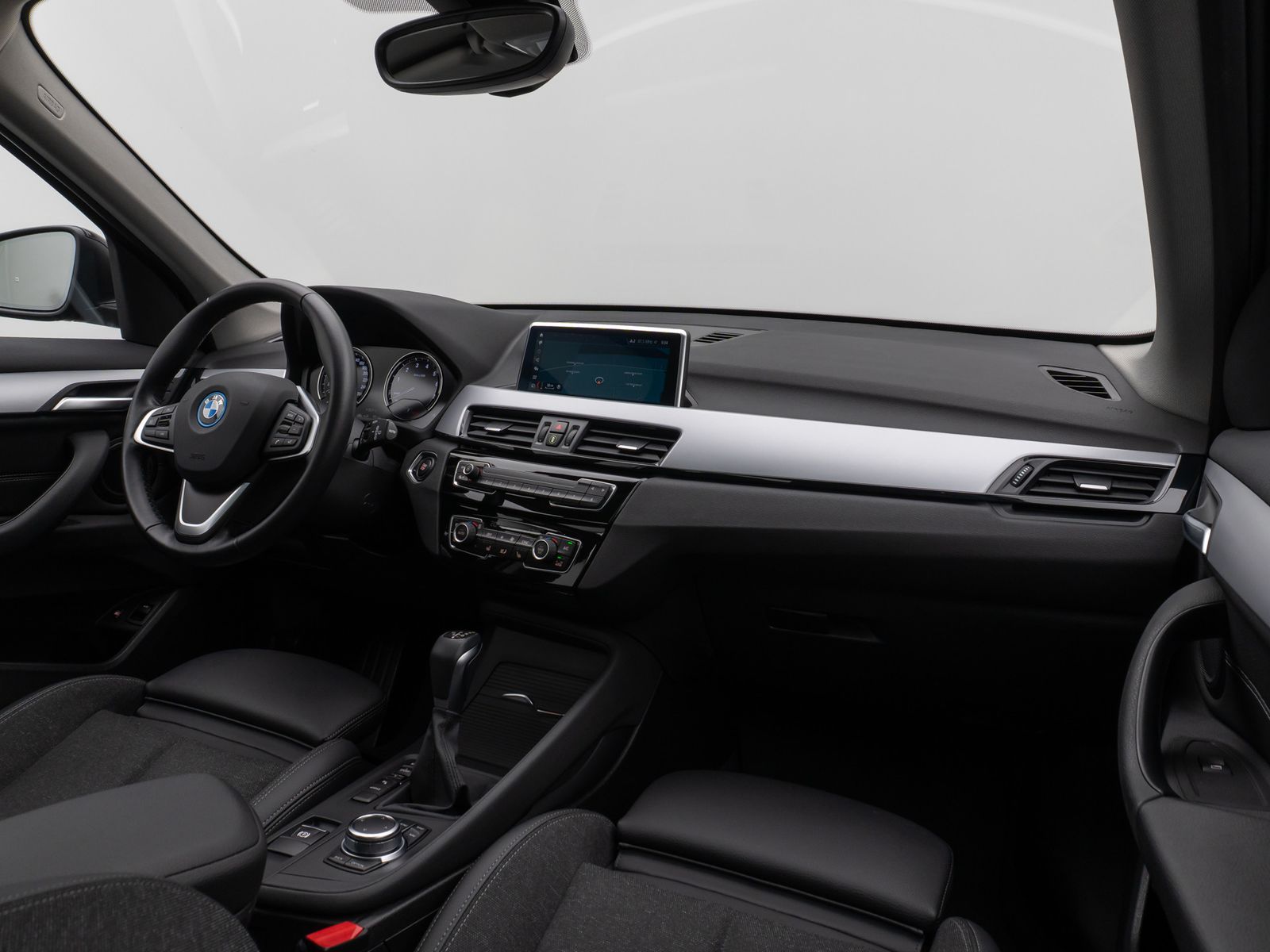 Fahrzeugabbildung BMW X1 xD25e Panorama DAB Navi Parkassistent Sport
