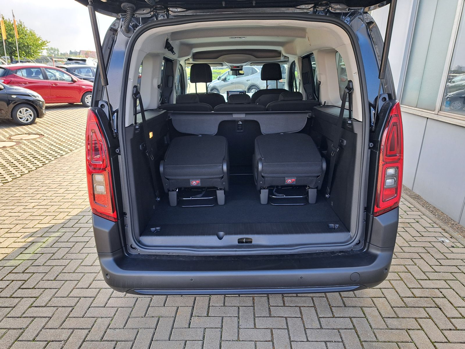 Fahrzeugabbildung Fiat Doblo Kombi L2 1.5 HDi 130PS 7-SITZE AUTOMATIK