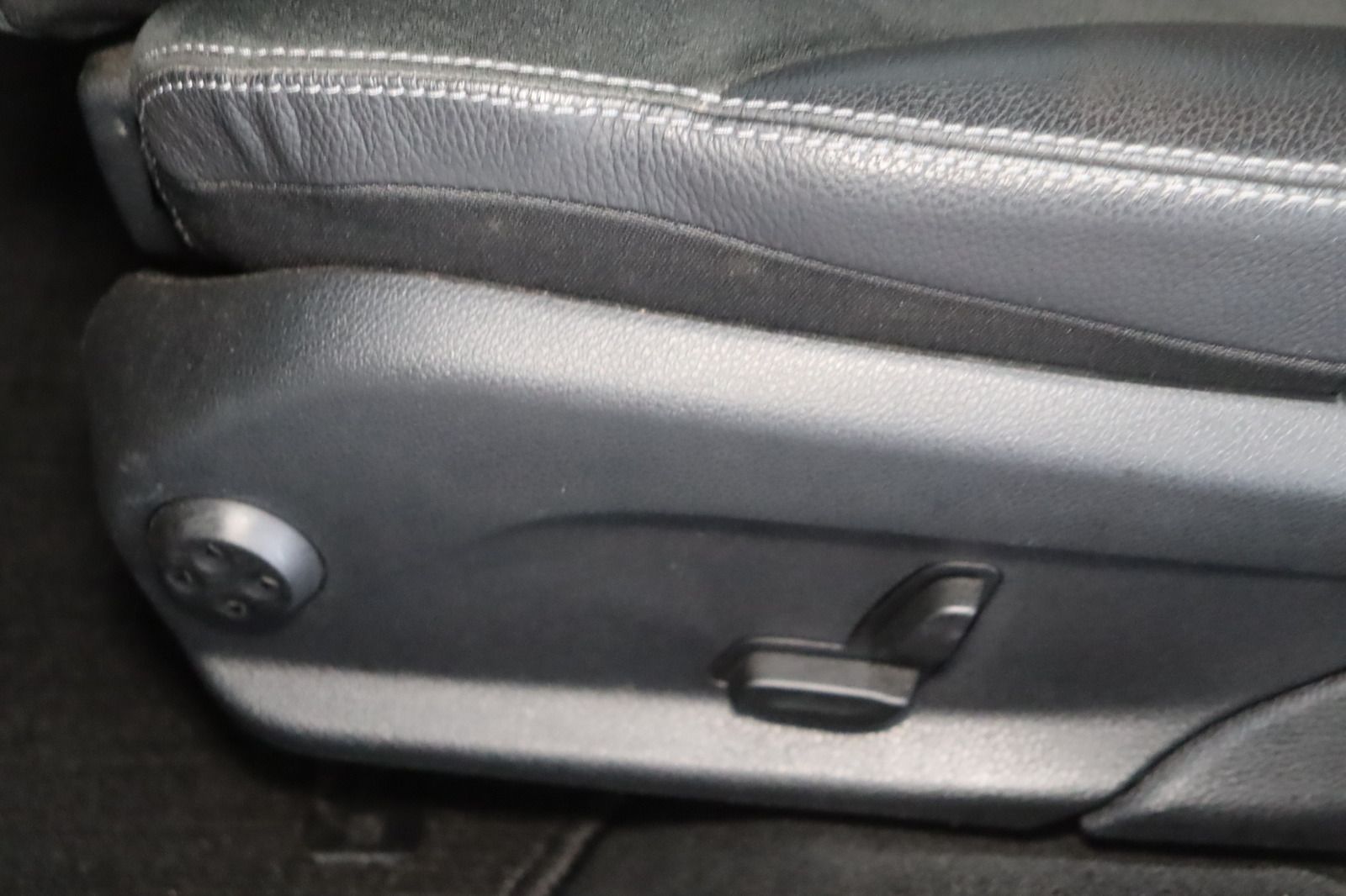 Fahrzeugabbildung Mercedes-Benz C 180 CGI Exclusive * Navi * Sitzhzg * TOP
