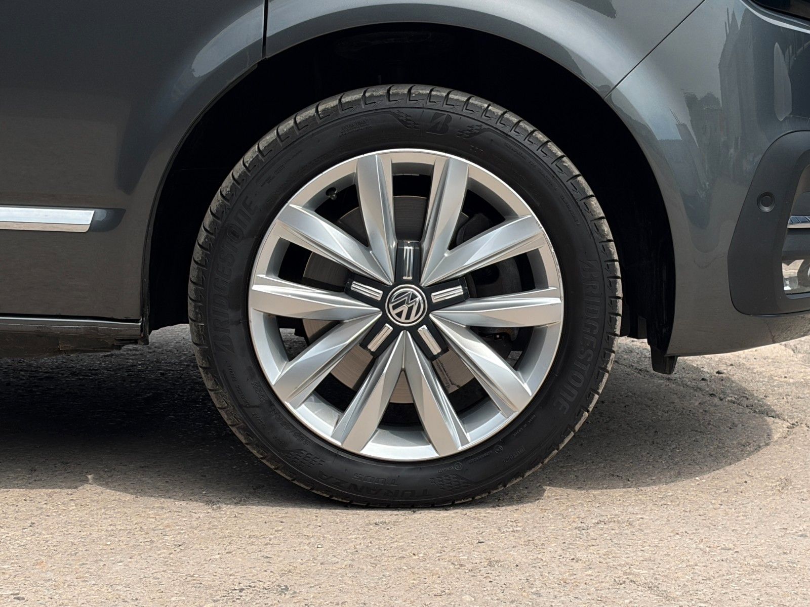 Fahrzeugabbildung Volkswagen T6.1 Multivan Highline Alcan. CAM ACC SHZ 3-Z KL