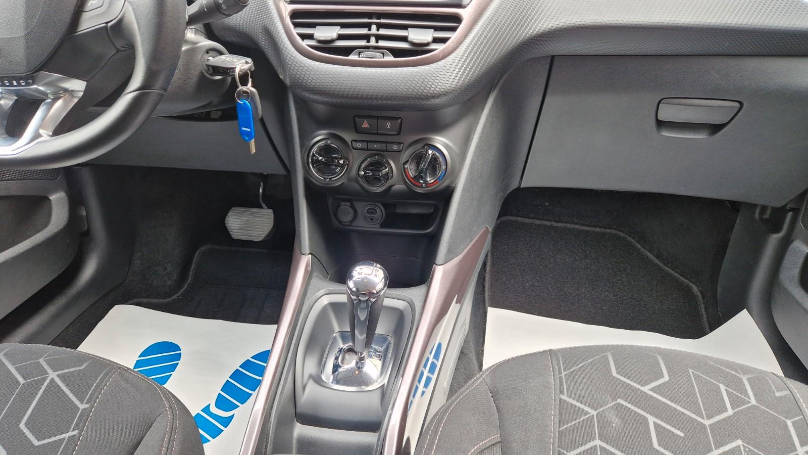Peugeot 2008 Automatik, Start-Stop, PDC, SHZ, Tempomat