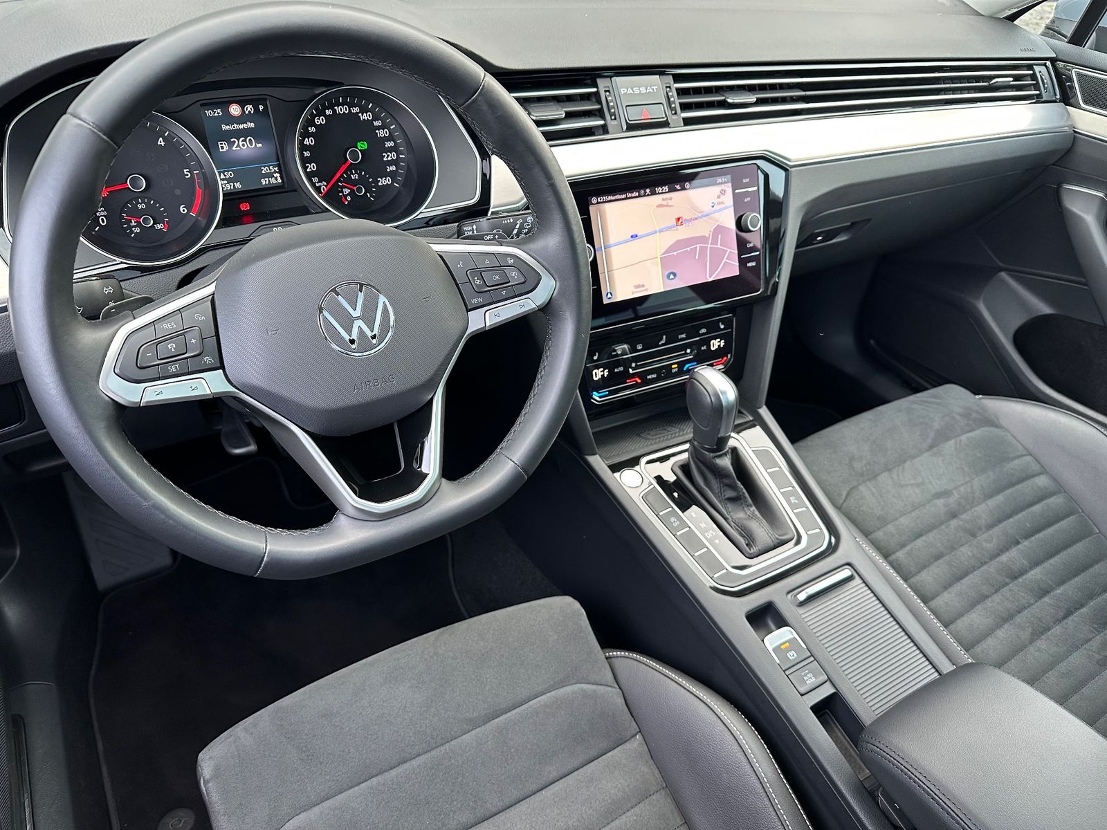 Fahrzeugabbildung Volkswagen Passat Variant 2.0 TDI DSG Elegance NAV+LED+PANO