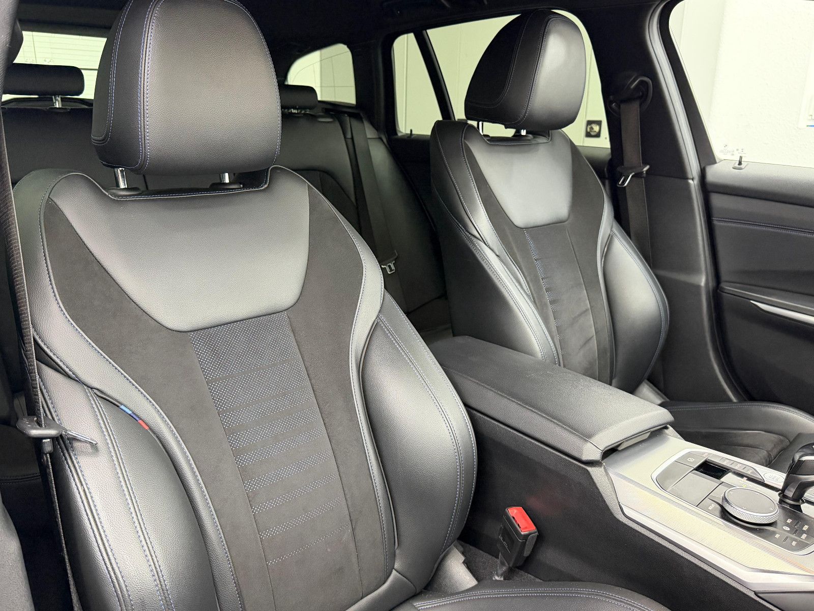Fahrzeugabbildung BMW 320 d xDrive M-SPORT/LASER/DRIVING ASS+/PANO/HUD