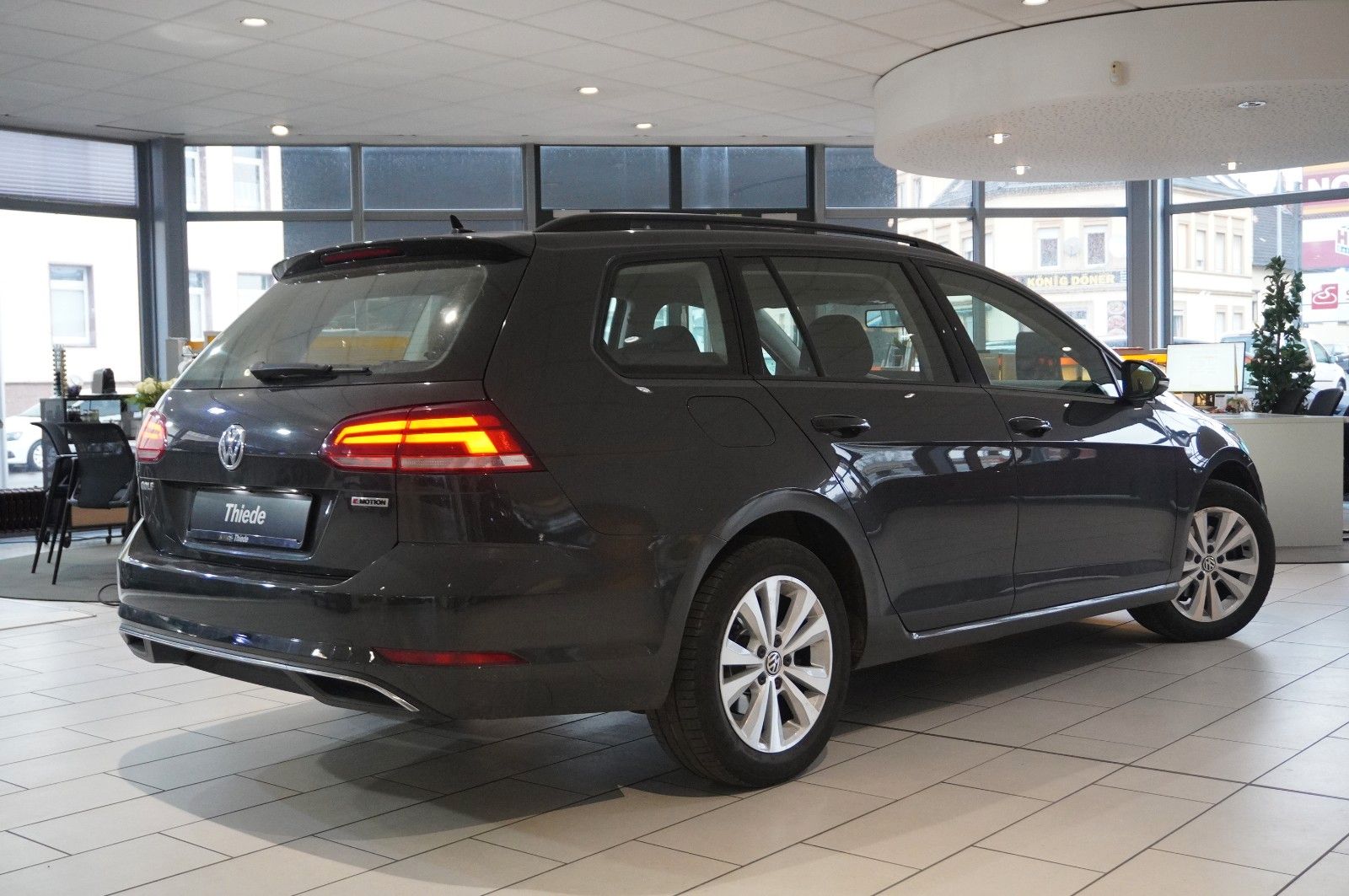 Fahrzeugabbildung Volkswagen Golf VII VARI. 2.0D COMFORT. 4M NAVI/KAMERA/AHK