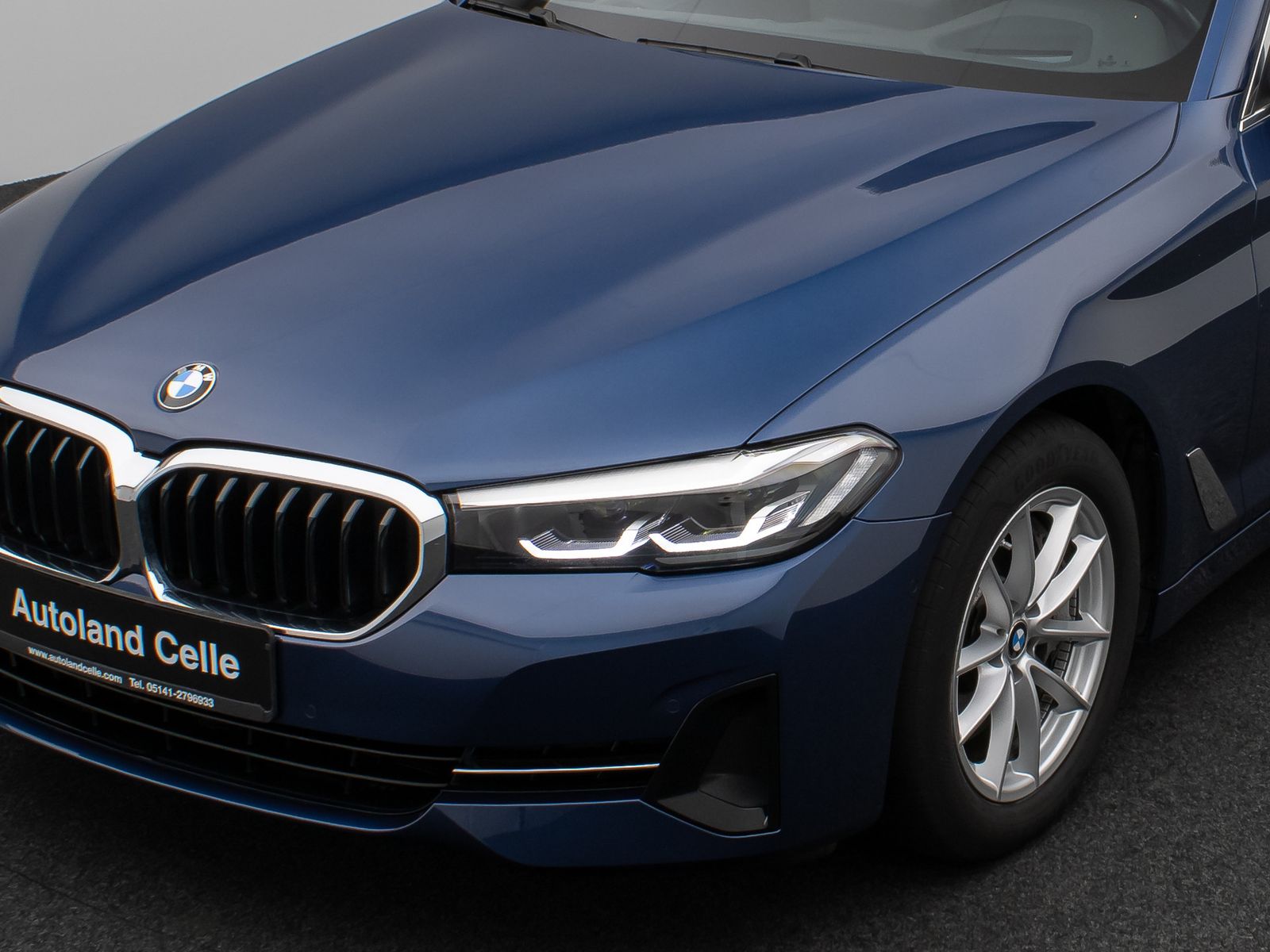 Fahrzeugabbildung BMW 530d Panorama Kamera HUD DAB Alarm AHK Sport