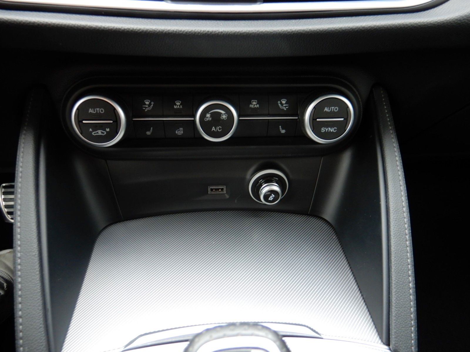 Fahrzeugabbildung Alfa Romeo Stelvio 280 PS Veloce Q4 Pano Navi Leder 20 Zoll