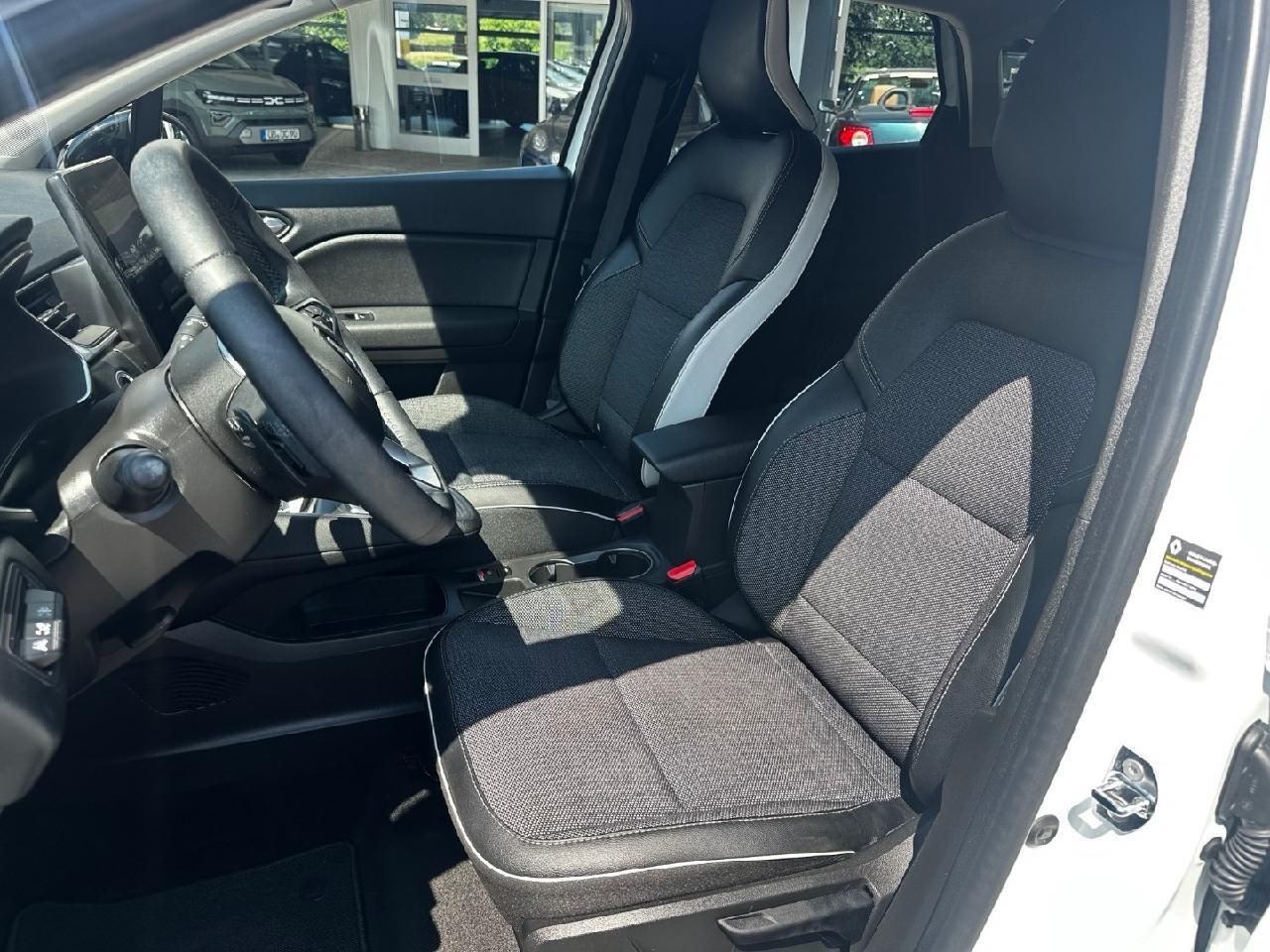 Fahrzeugabbildung Renault Captur Techno TCe 140 EDC