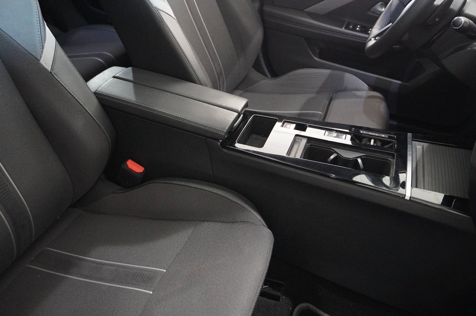 Fahrzeugabbildung Opel Astra L Lim. 1.6 HYBRID ULTIMATE NAVI/360°/PANO.