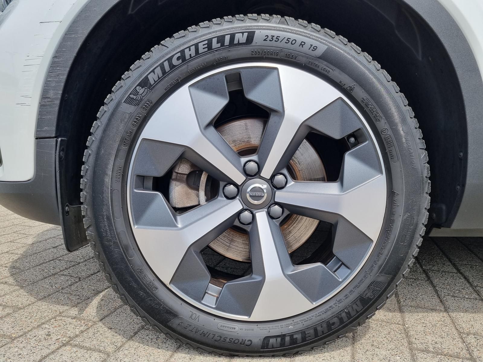 Fahrzeugabbildung Volvo XC40 B4 Benzin Plus Dark 'elektr. Glasdach'