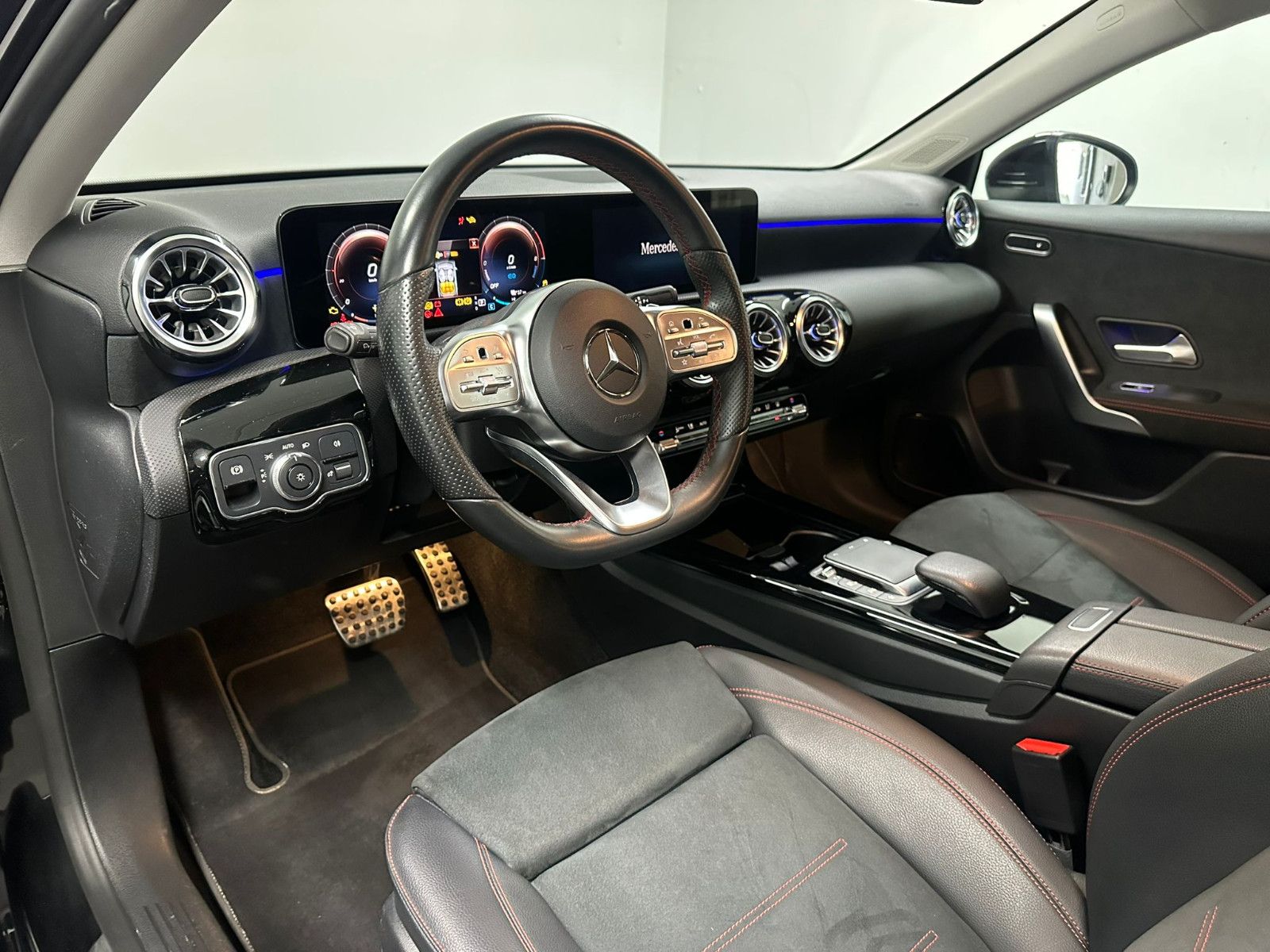 Fahrzeugabbildung Mercedes-Benz A 250 e LIMOUSINE *AMG-LINE* AMBIL*LED*KEYLESS