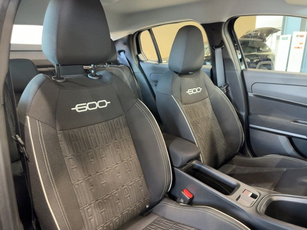 Fahrzeugabbildung Fiat 600 Hybrid MY25 Business Edition, Ganzjahresreif