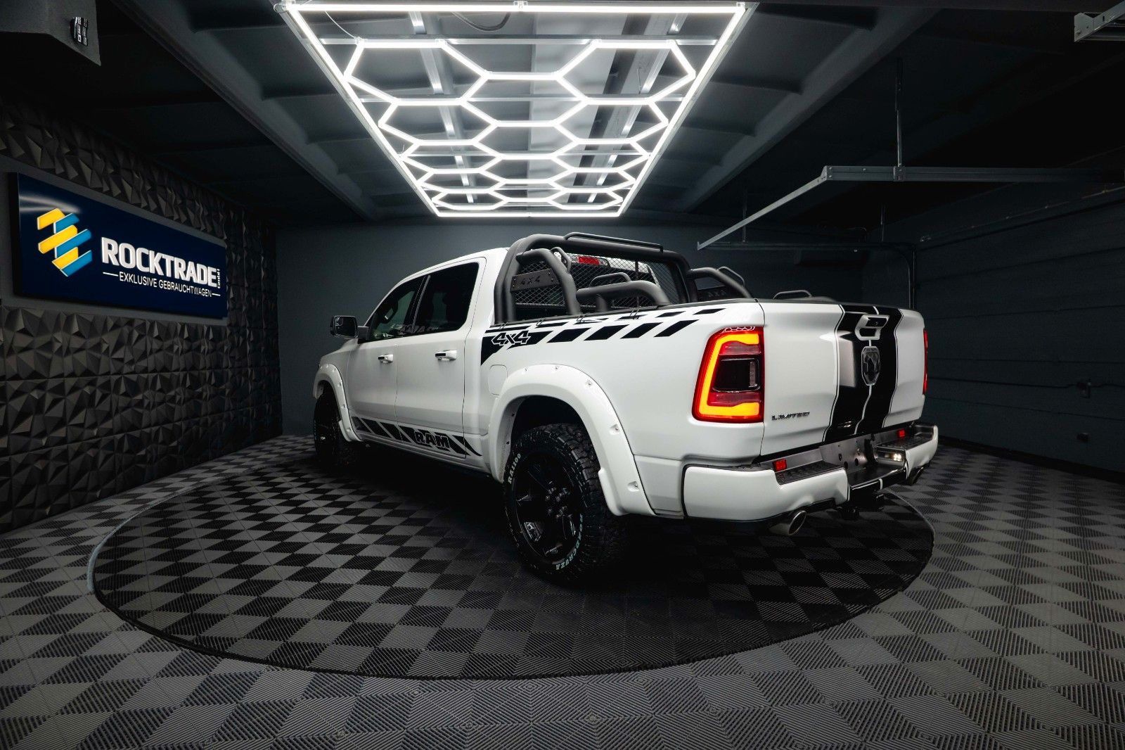 Fahrzeugabbildung Dodge RAM 5.7 V8 HEMI LIMITED Offroad Night-Paket *LED