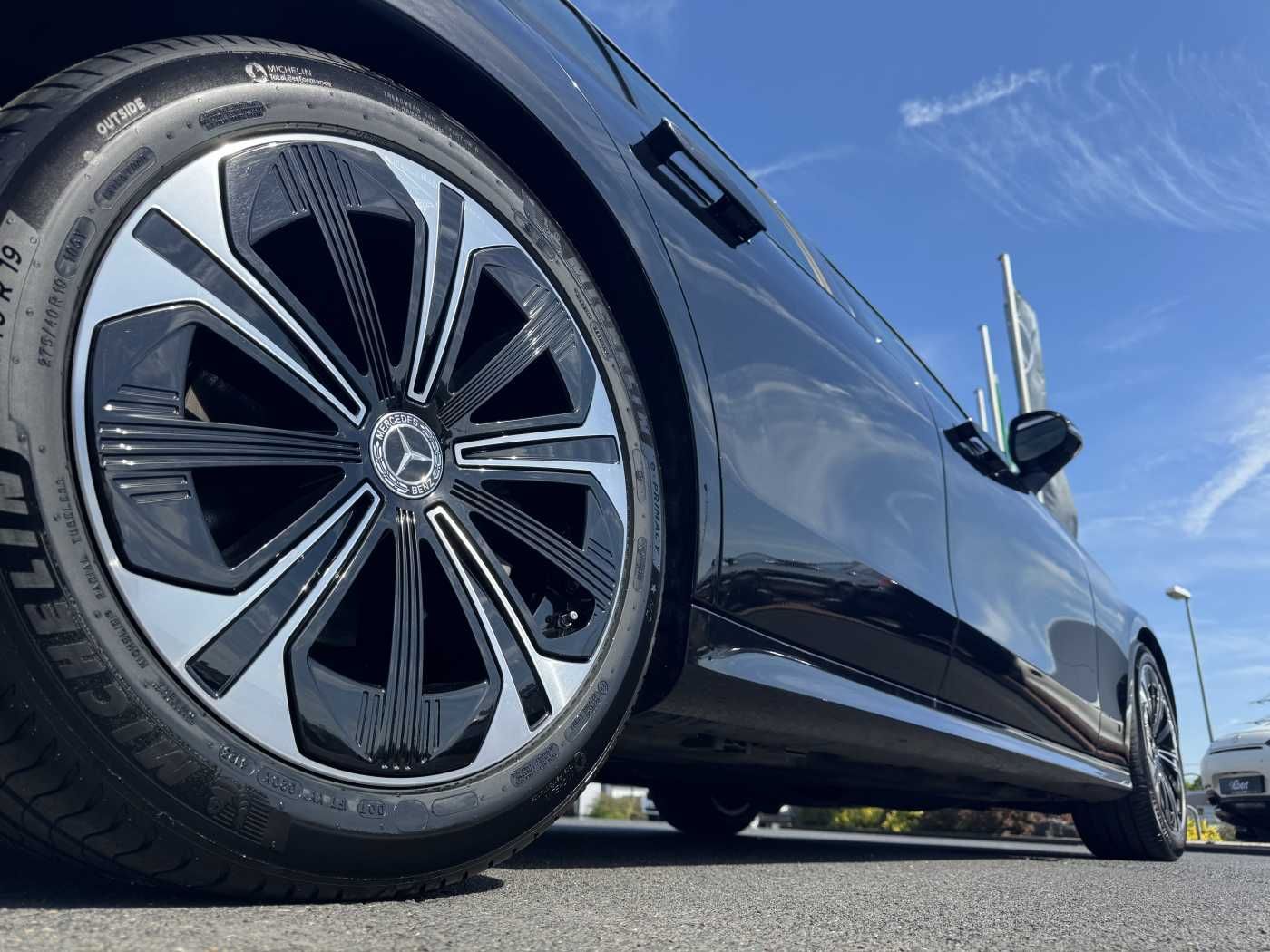Fahrzeugabbildung Mercedes-Benz E 220 d Avantgarde+Pano+AHK+Distr+19Zoll+MBUX