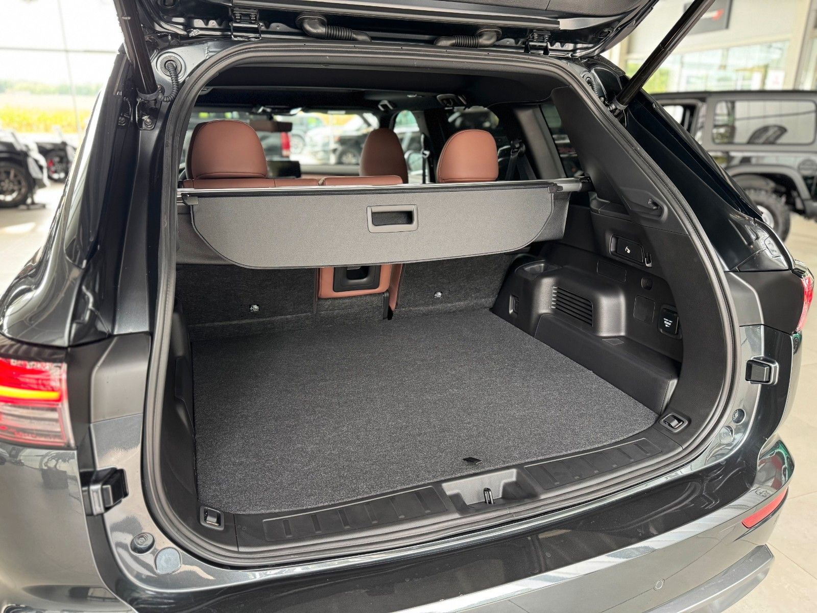 Fahrzeugabbildung Mitsubishi Outlander 2.4PLUG-IN HYBRID 4WD TOP Luxury-Paket