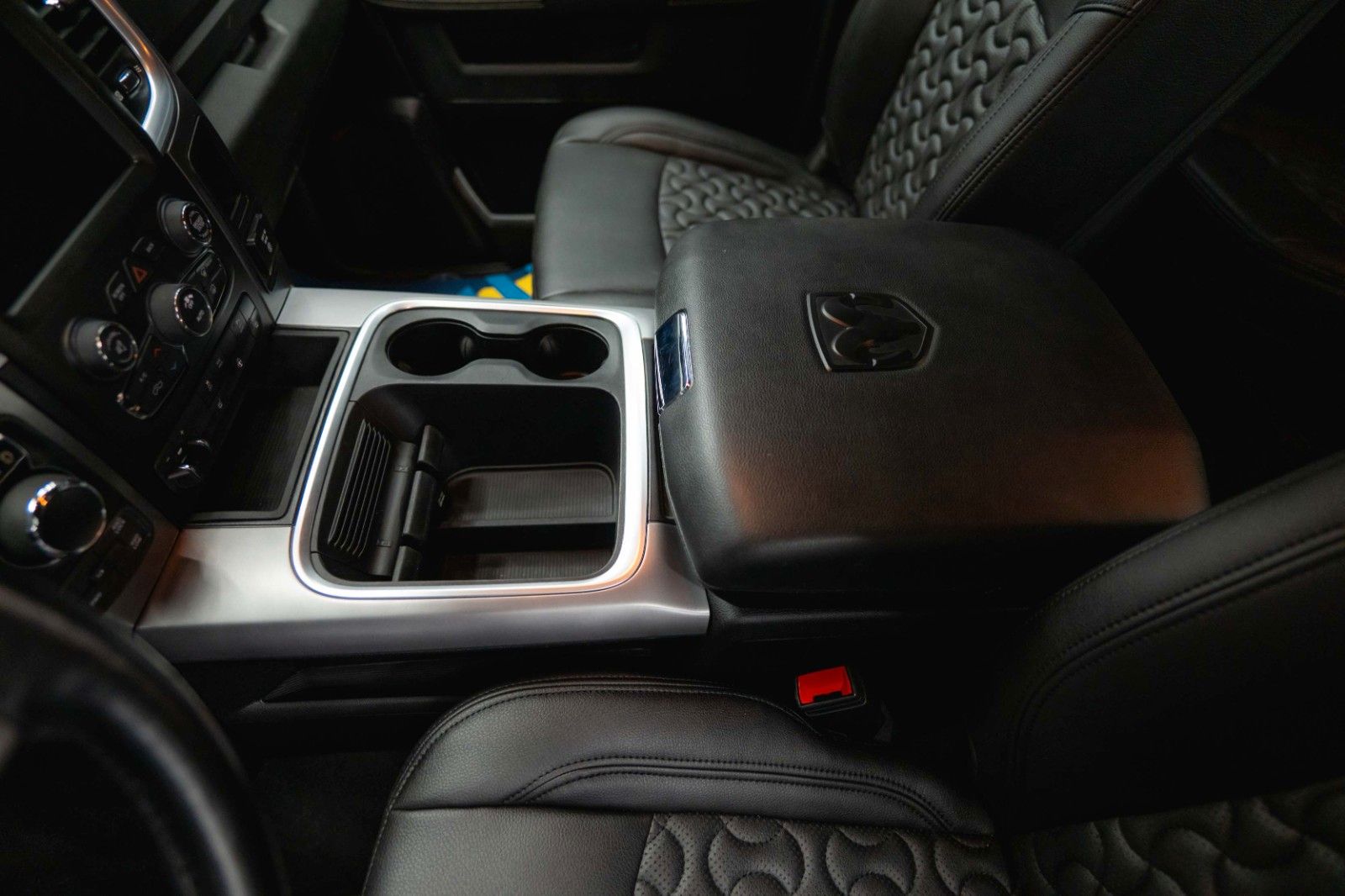 Fahrzeugabbildung Dodge RAM 5.7 V8 HEMI 4x4 Sport OFFROAD Night WARLOCK