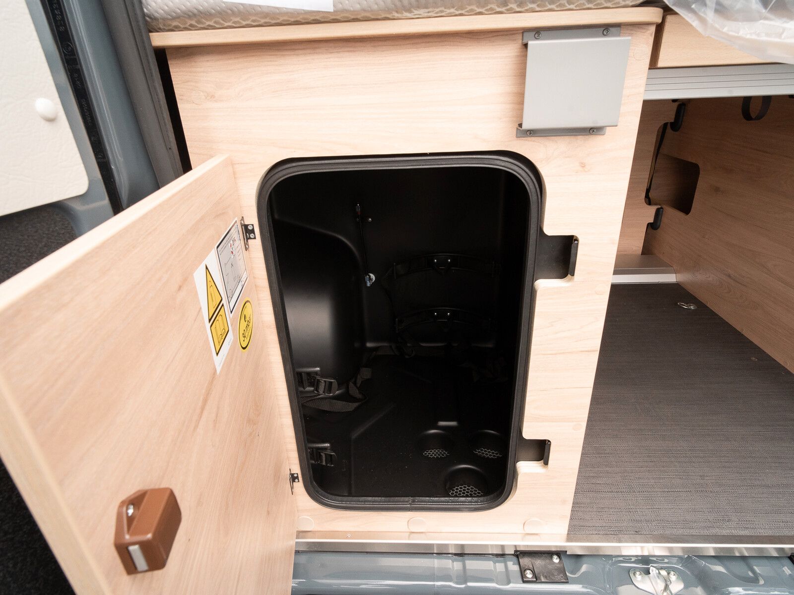 Fahrzeugabbildung Dethleffs Globetrail 600 DK Fiat Heckauszug/Rahmenfenster