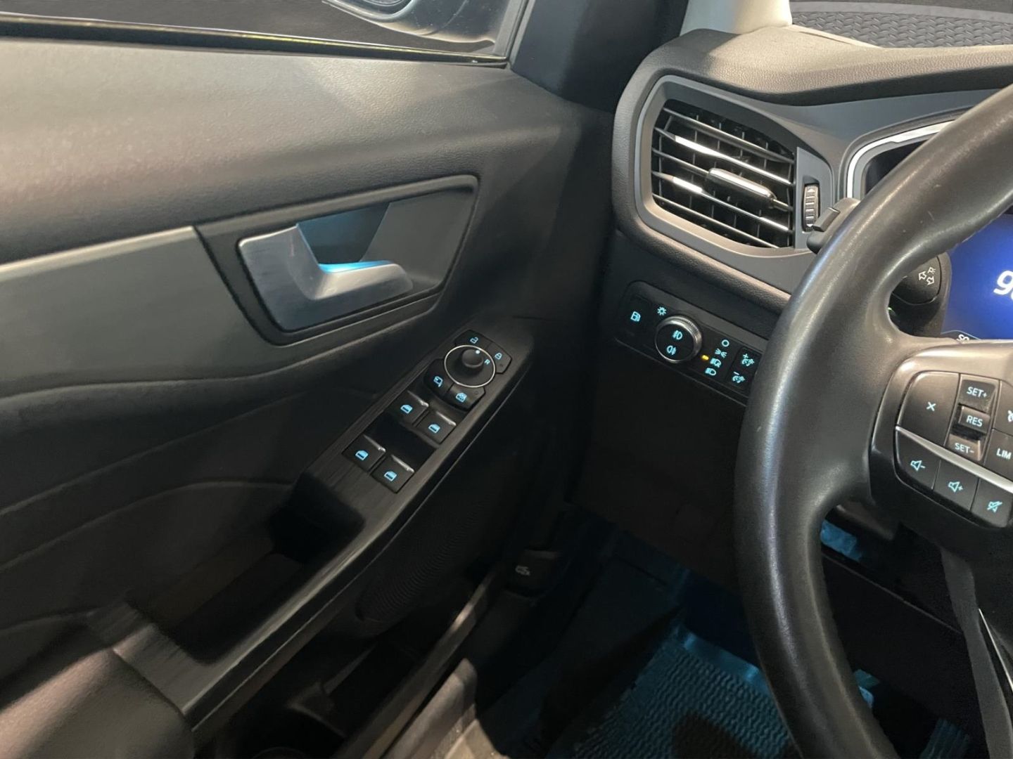 Fahrzeugabbildung Ford Kuga Plug-In Hybrid Titanium LED WINTERPAKET