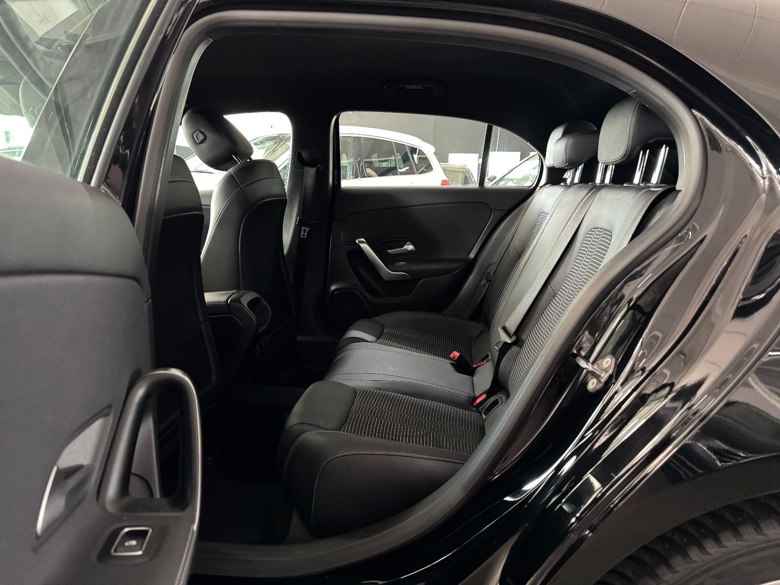 Fahrzeugabbildung Mercedes-Benz A 180 d PROGRESSIVE SPORTPAKET LED NAVI MBUX +